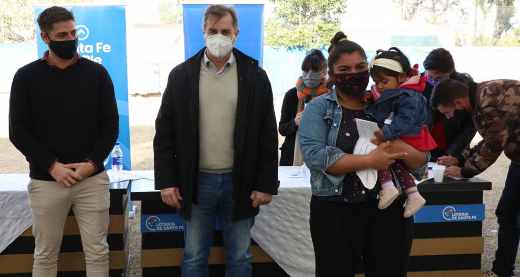Se entregaron tarjetas para becas y capacitación en San José del Rincón