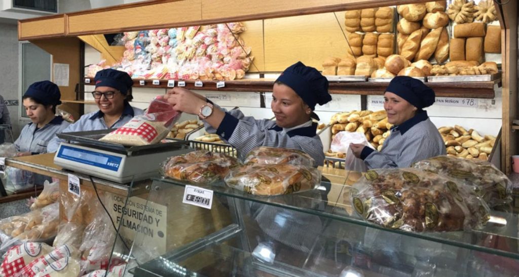 Una panadería incorporó a jóvenes que se capacitaron en Nexo Oportunidad