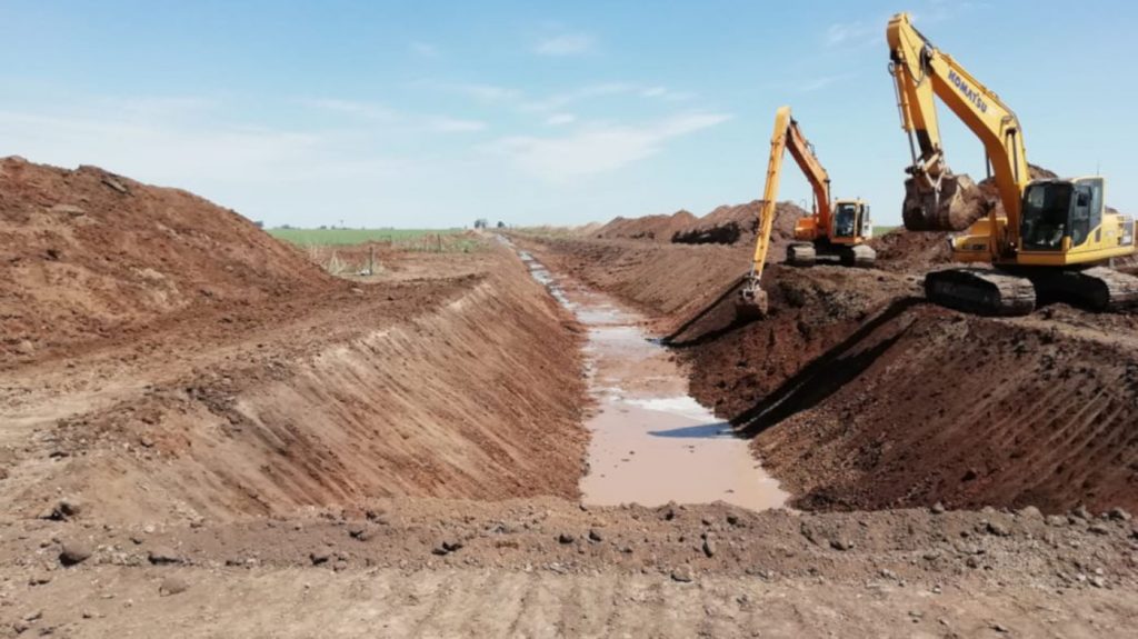 Fuerte inversión para mejorar el escurrimiento del agua en arroyos y canales