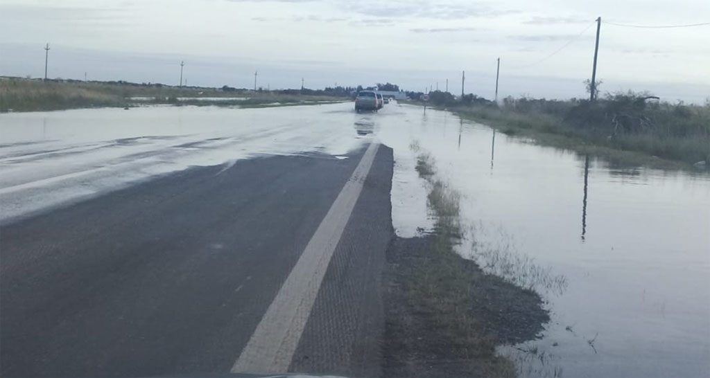 Sauce Viejo: el arroyo Los Padres desbordó y cortó la Ruta Nacional Nº 11