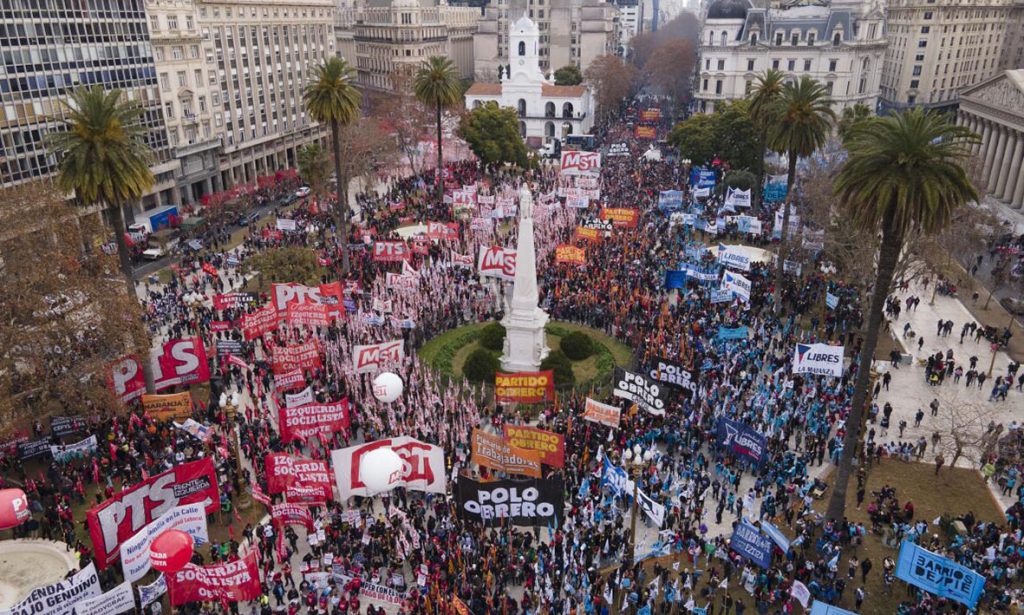 El Gobierno de Milei intentó bajarle el precio a la marcha universitaria, pero sintió el reclamo de la gente