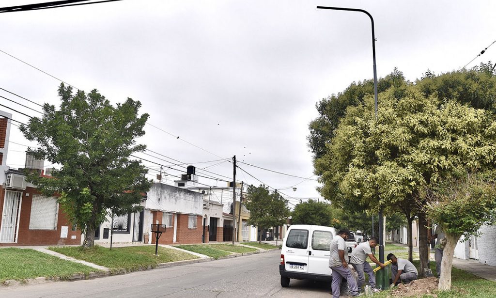 Comenzó la colocación de columnas y luces led en el barrio Villa María Selva de la ciudad de Santa Fe