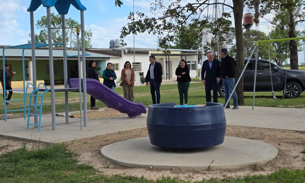 En Aguará Grande se entregaron aportes económicos a escuelas y proyectan la realización de obras trascendentales