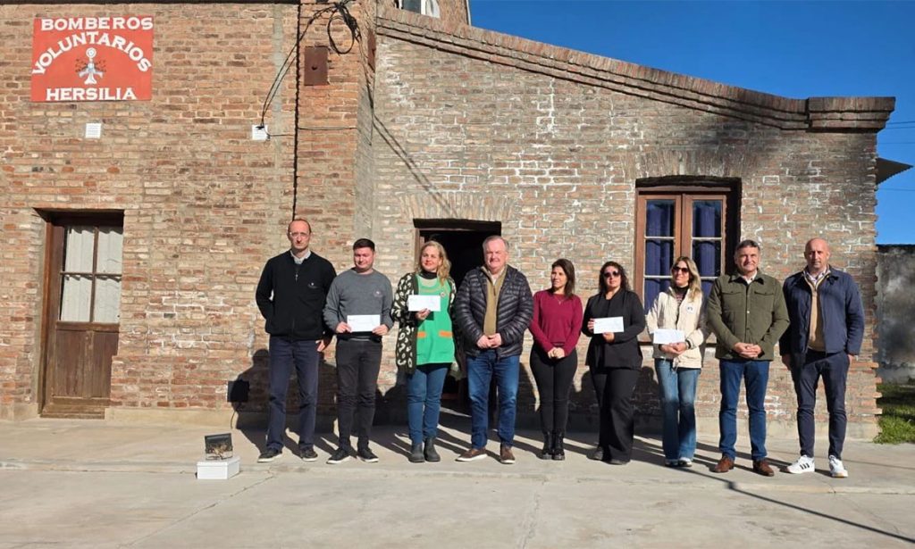 Instituciones de La Rubia y Hersilia recibieron aportes y firmaron convenios para recreación de personas mayores