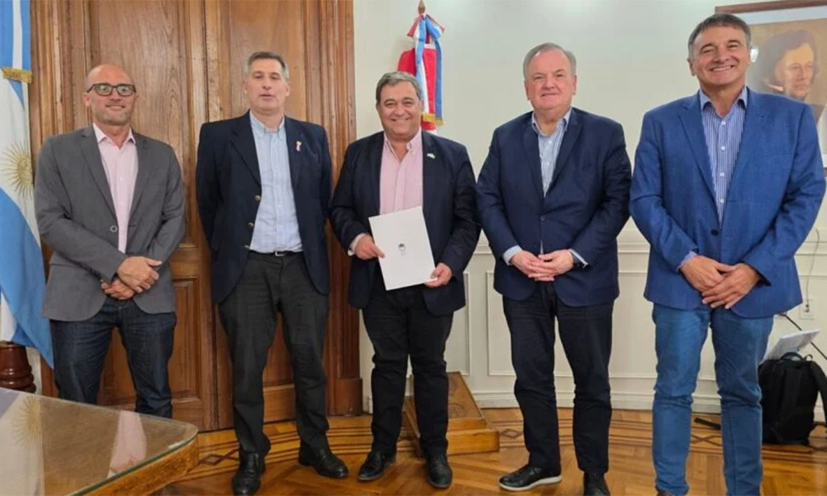A través del PRO.MU.DI, se firmó un convenio para la adquisición de un tractor para Arrufó