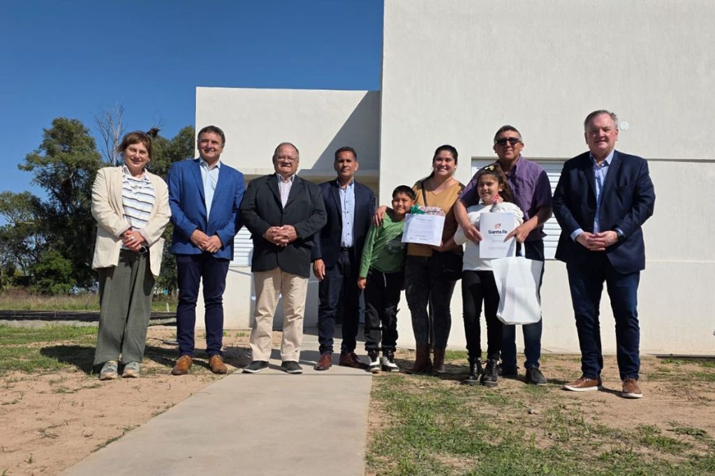 En Moisés Ville se entregó una vivienda en lote propio y también aportes a diferentes instituciones