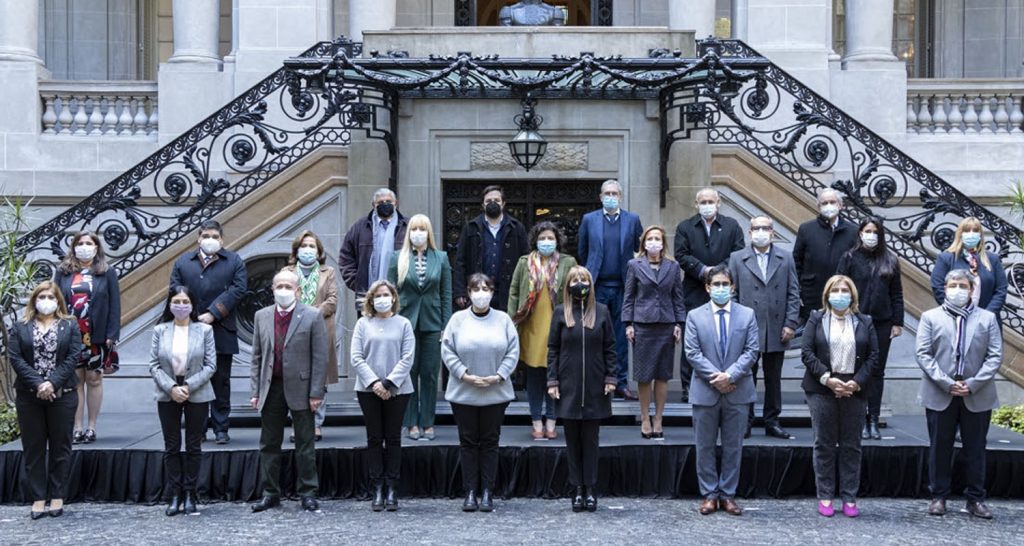 Covid-19: planean colocar segundas dosis y vacunar a personas de 12 a 17 años de edad