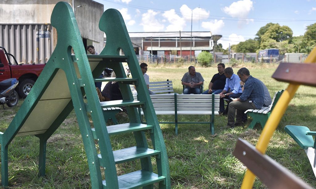 La municipalidad de Santa Fe firmó un acuerdo para convertir material reciclable en mobiliario urbano
