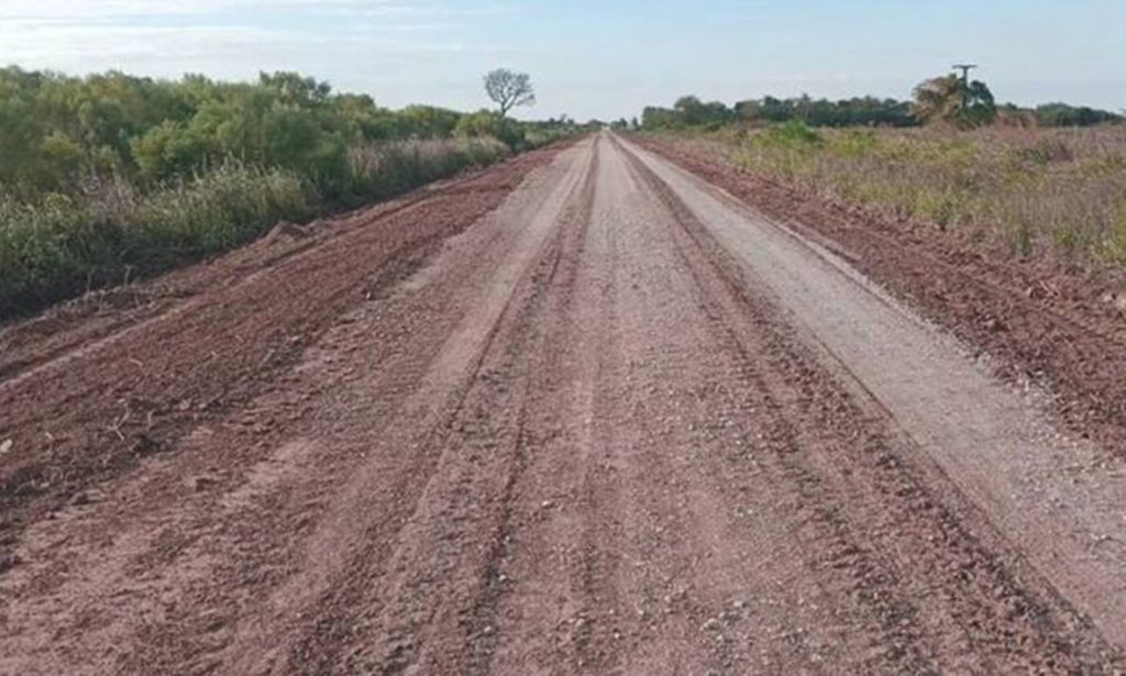 En Naré continúan los trabajos de ripiado en el camino a Miguel Escalada