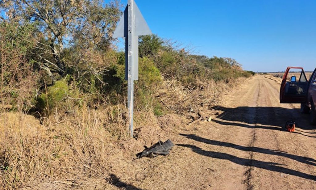 En Naré se trabaja en el mantenimiento de banquinas en el camino a Miguel Escalada