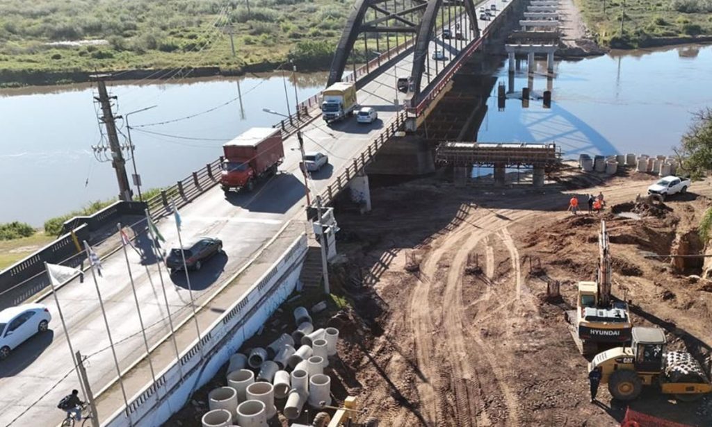 Vialidad provincial trabaja en la reparación de una columna del nuevo Puente Carretero