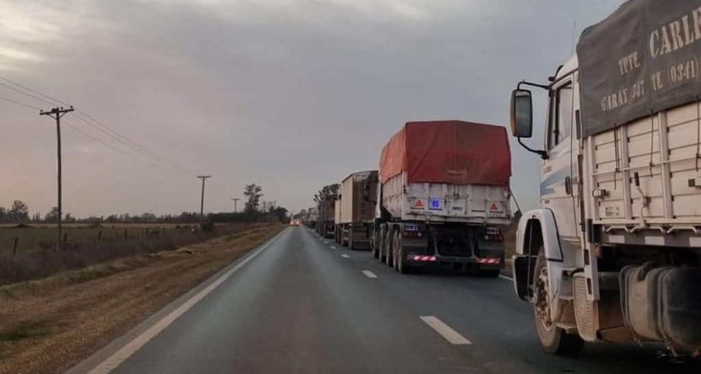 Por la falta de gasoil, el transporte de carga comenzó un paro con cortes en rutas de Santa Fe y el país