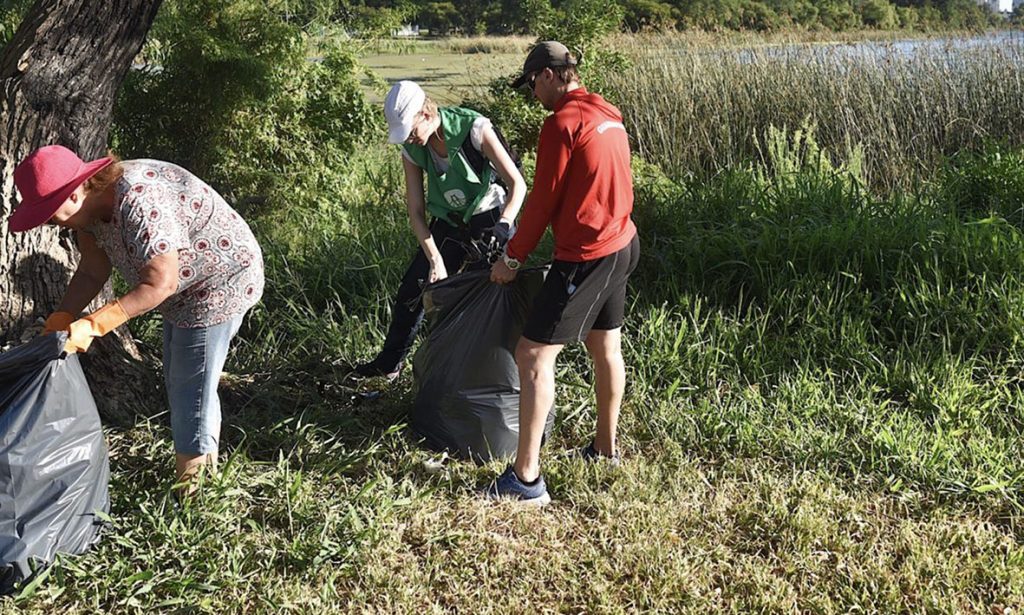 Vecinos y voluntarios santafesinos realizaron una jornada de limpieza en el lago del Parque del Sur