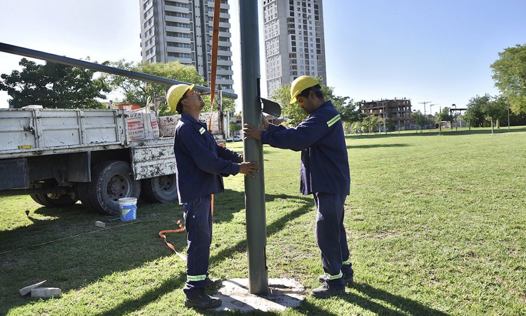 Se colocaron 29 nuevas columnas para reforzar la iluminación en el Parque Federal de Santa Fe