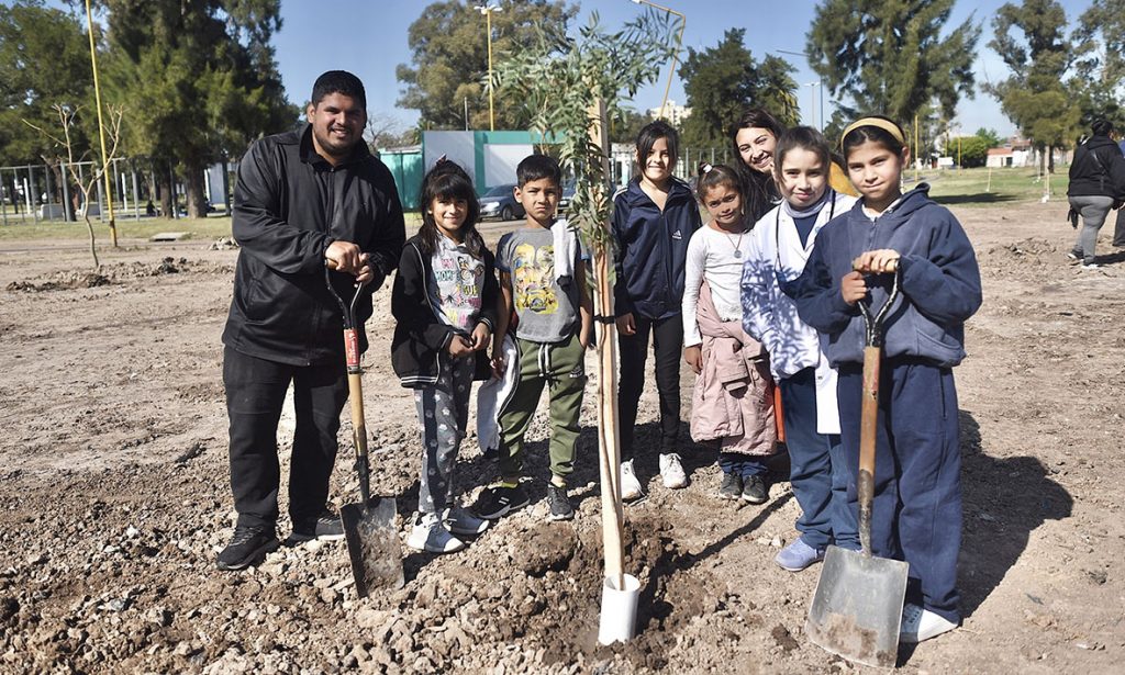 En el Parque Garay de Santa Fe plantaron 50 árboles en un espacio recuperado