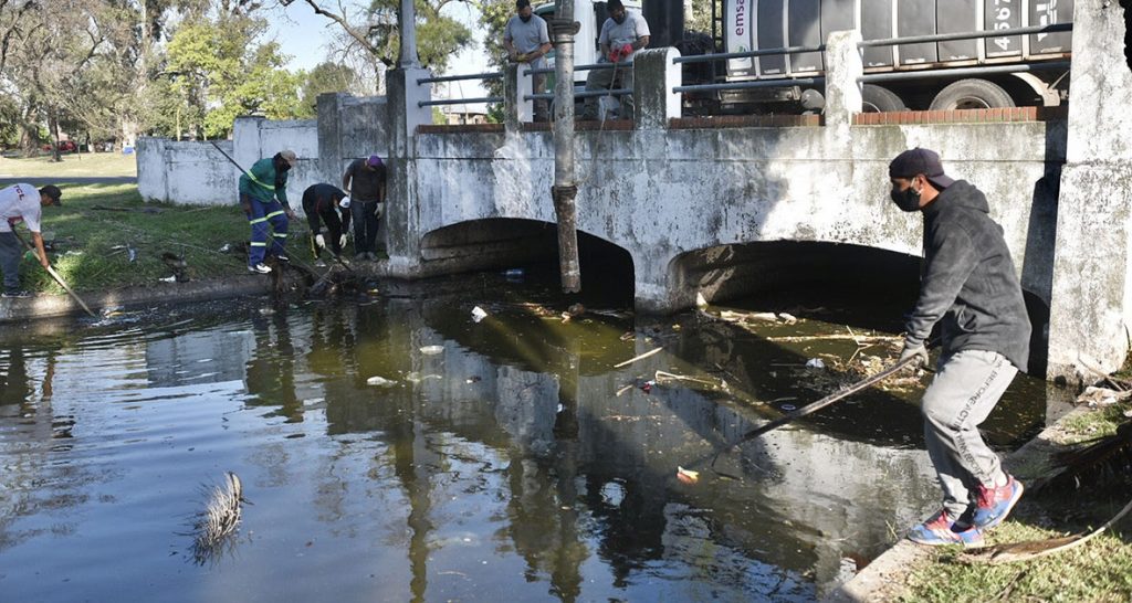 Se realizan tareas de saneamiento y limpieza de los lagos del Parque Garay de Santa Fe