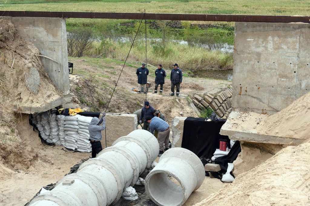Ciudad de Santa Fe: se reconstruye un conducto de descarga pluvial ubicado sobre el anillo de defensa del Paseo de la Laguna