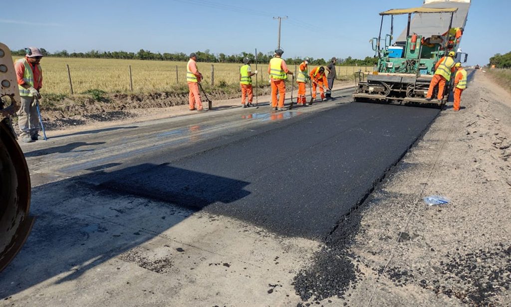 La pavimentación del acceso a Jacinto Arauz desde la ruta provincial N°4 se encuentra en un 43% de ejecución