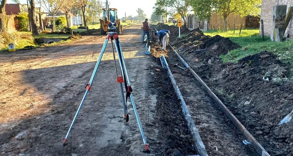 En Pilar, continúa la obra de cordón cuneta y ripiado sobre calle Independencia