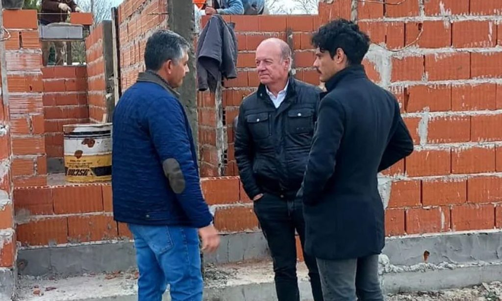 En Pilar funcionarios provinciales y nacionales recorrieron la obra de 24 viviendas