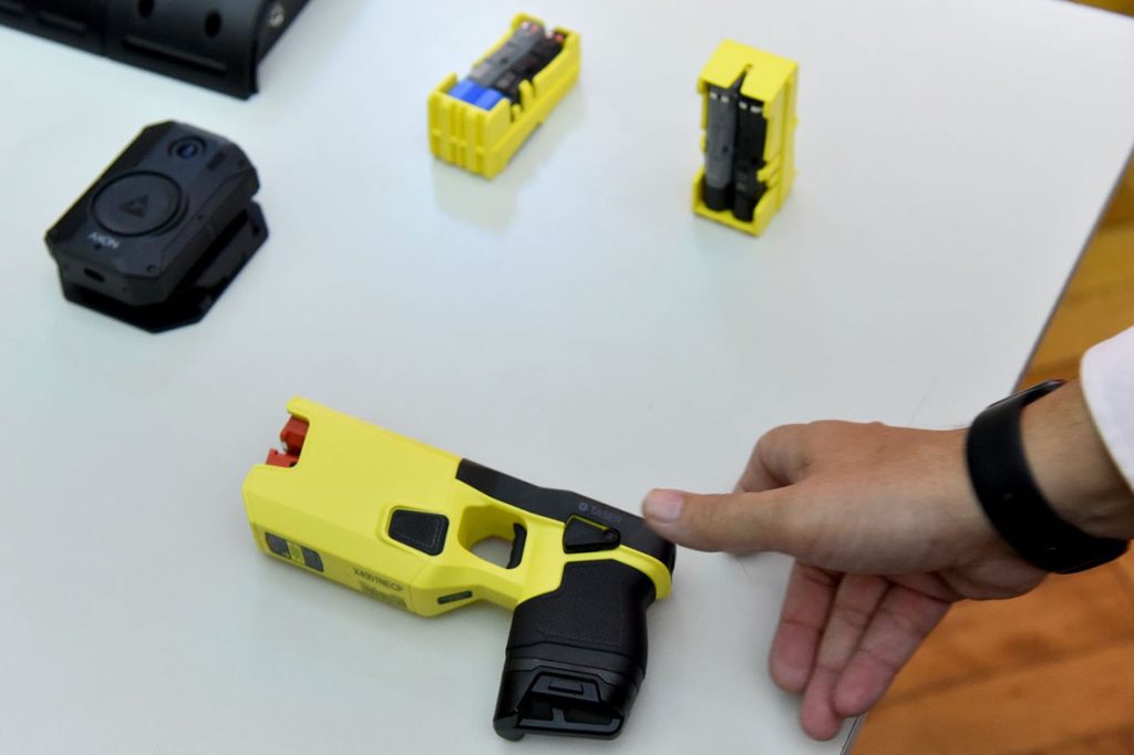 El gobierno provincial comprará 100 pistolas de electroshock y otras 100 a base de dióxido de carbono para la policía