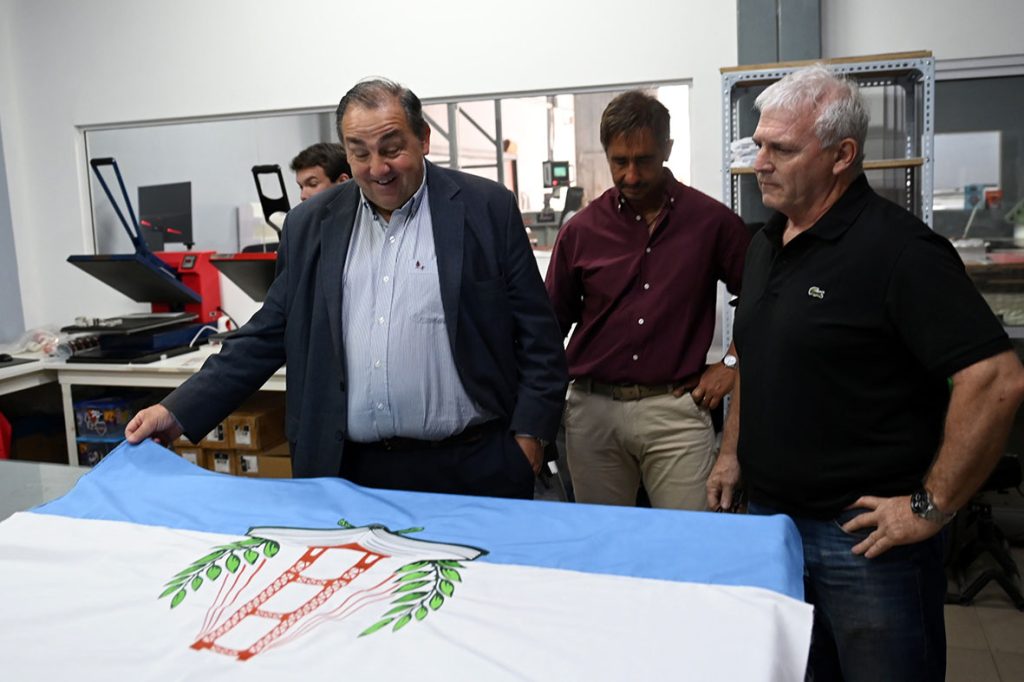 La bandera de la ciudad de Santa Fe fue confeccionada por manos locales