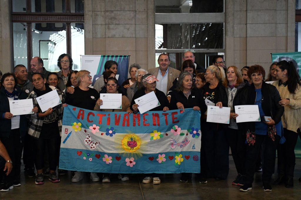 La municipalidad de Santa Fe entregó certificados de capacitación laboral y social a más de 700 vecinos