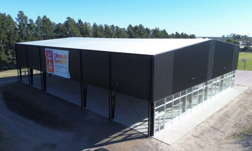 En Franck se trabaja en el cerramiento del Polideportivo para que puedan hacerse actividades los días de lluvia y frío
