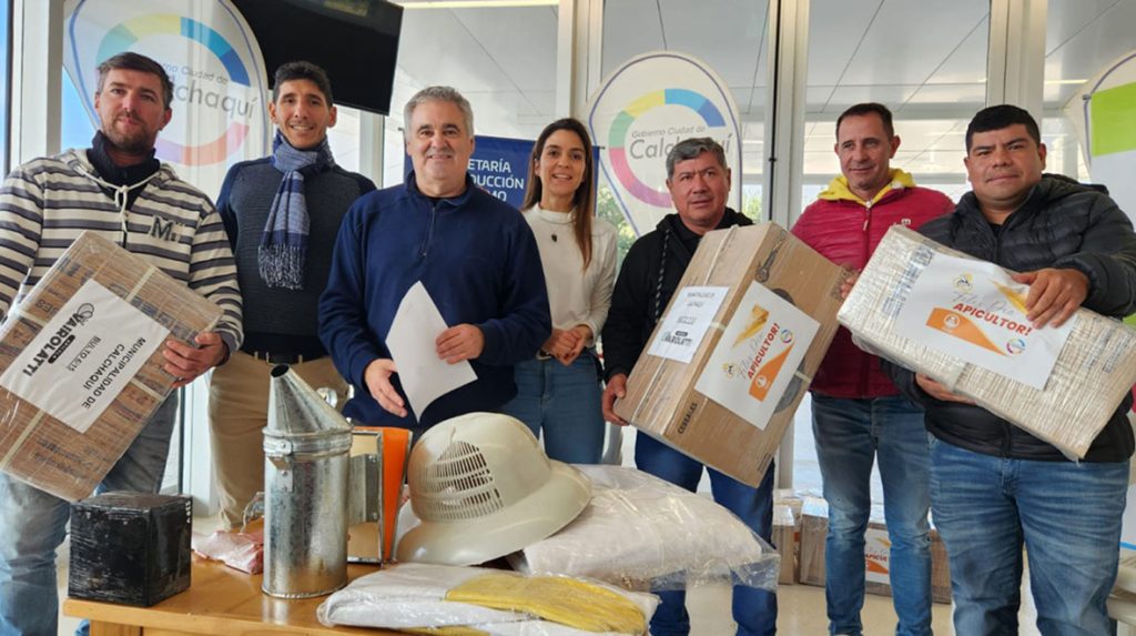 Productores apícolas de Calchaquí recibieron 30 kits de trabajo