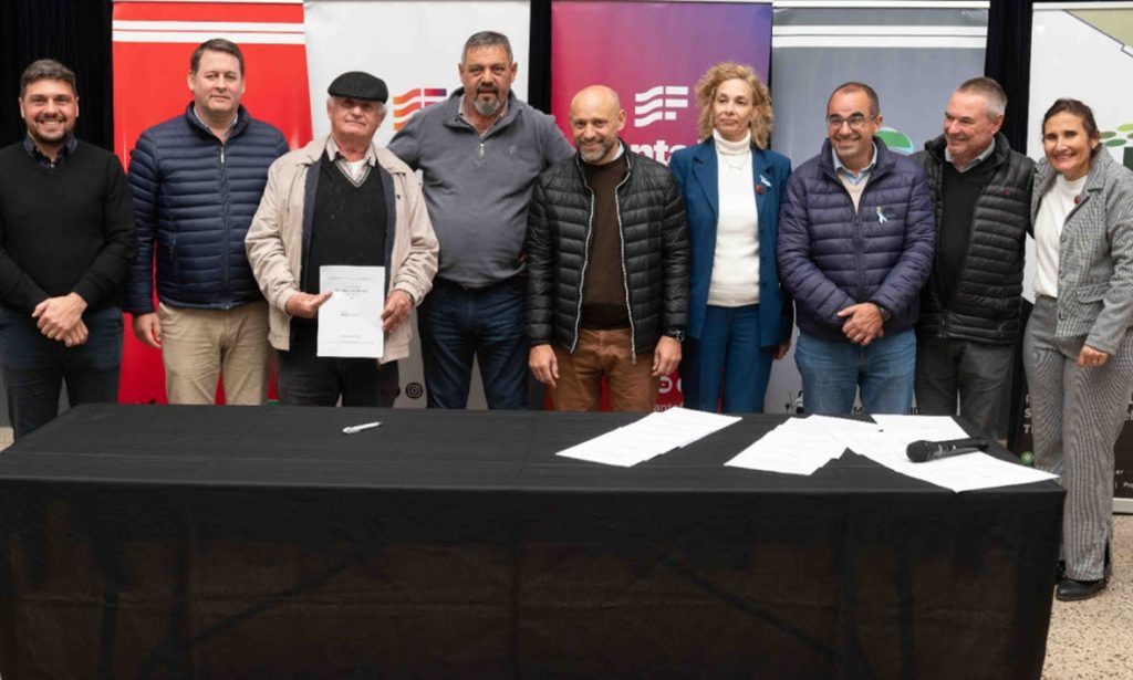 En Coronda se destinaron fondos al sector frutillero y en San Javier se firmaron acuerdos estratégicos con productores arroceros
