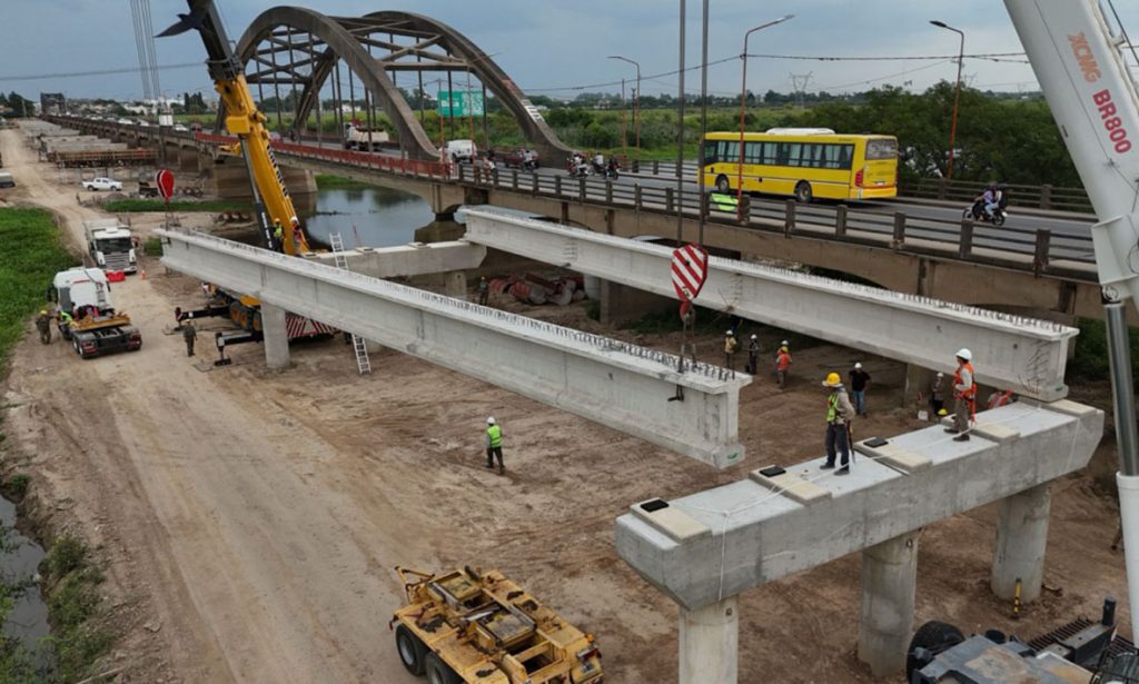 Comenzó la colocación de las vigas longitudinales en el nuevo Puente Santa Fe-Santo Tomé