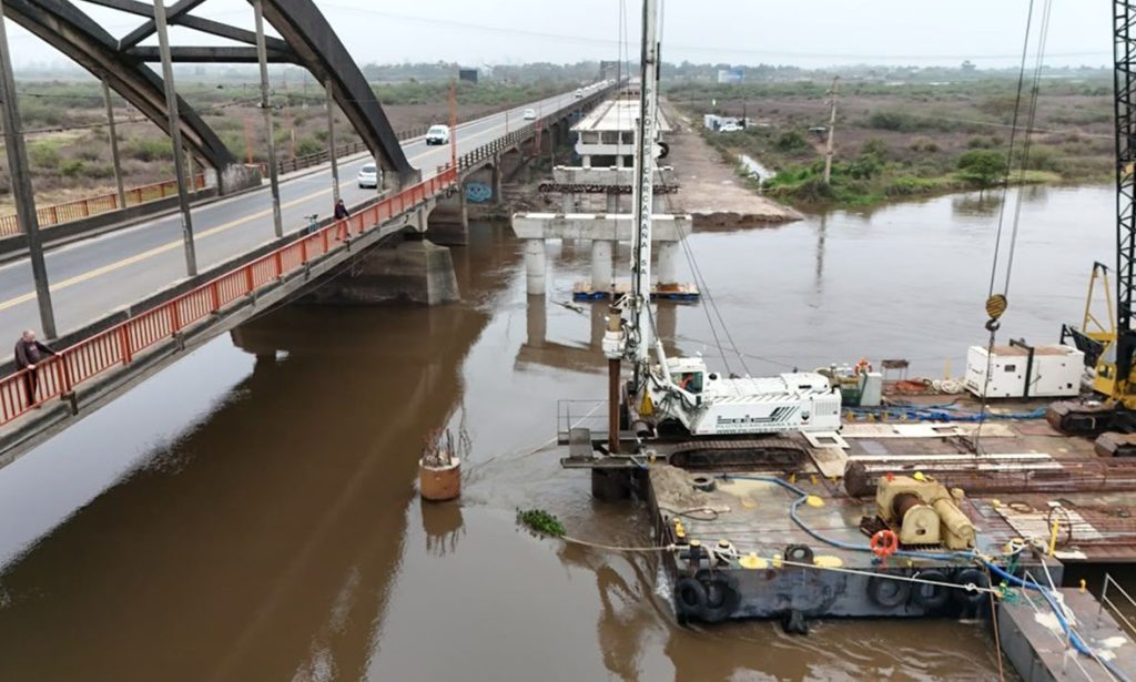 Nuevo Puente Carretero: continúa el pilotaje en el cauce del río Salado y la estructura llega al 55% de avance