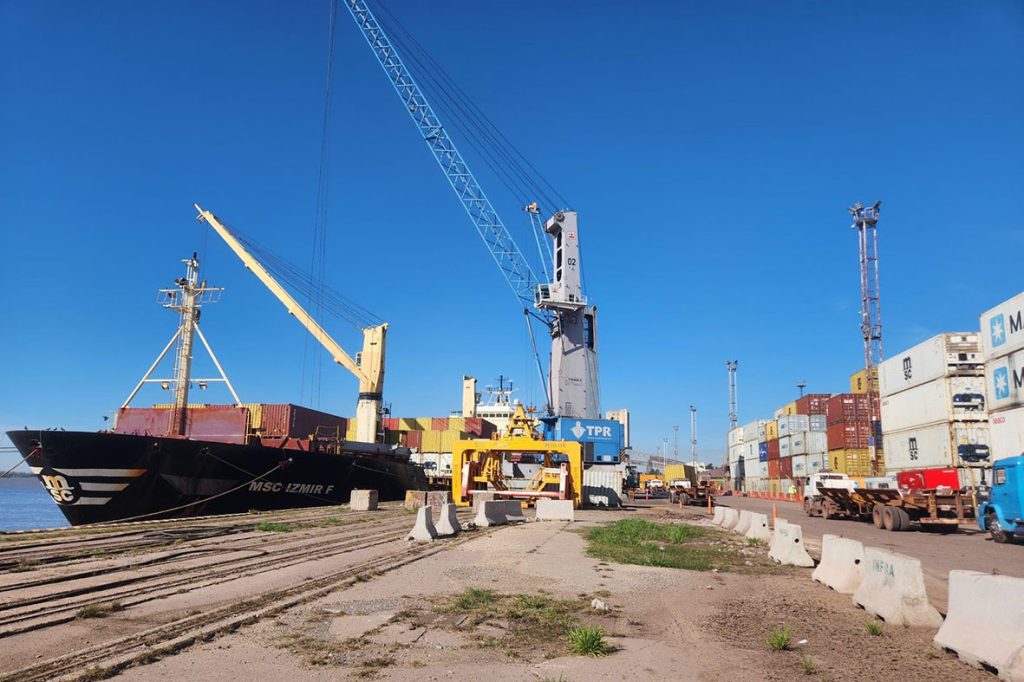La cooperativa apícola Cosar exportó cinco contenedores de miel desde el Puerto de Rosario