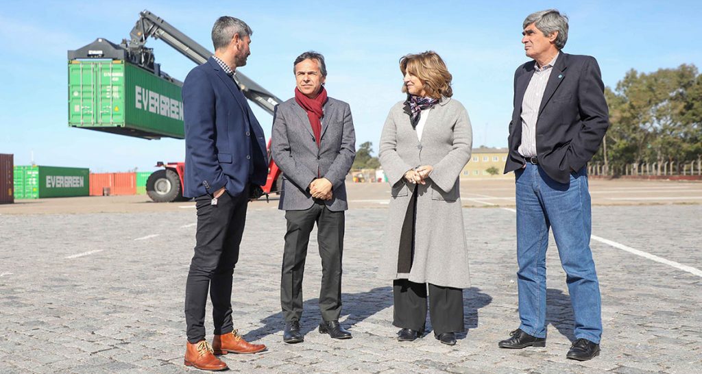El Puerto de Santa Fe ya cuenta con una nueva grúa conteinera y avanzan las obras en su infraestructura
