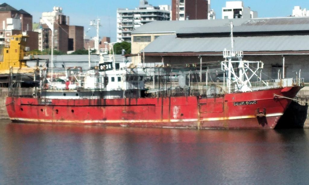 En el Puerto Santa Fe arribó el primer buque calamarero al nuevo Polo Industrial Naval