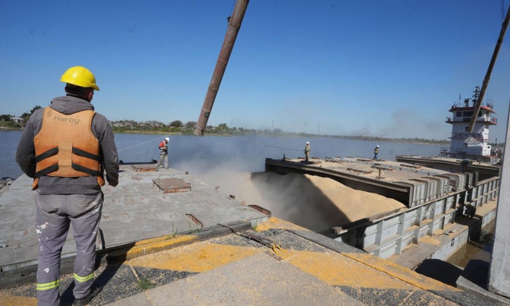 Unas 6.500 toneladas de maíz y 1.500 toneladas de trigo se trasladaron del Puerto de Santa hacia el de San Lorenzo