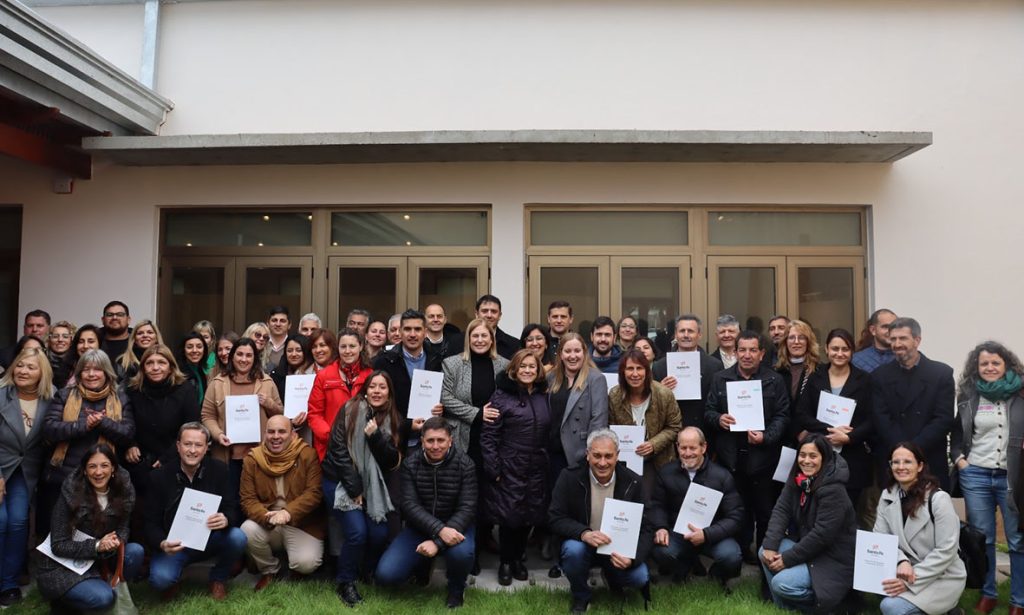 Municipios y comunas de la provincia firmaron convenios para fortalecer el funcionamiento de los Puntos Violetas