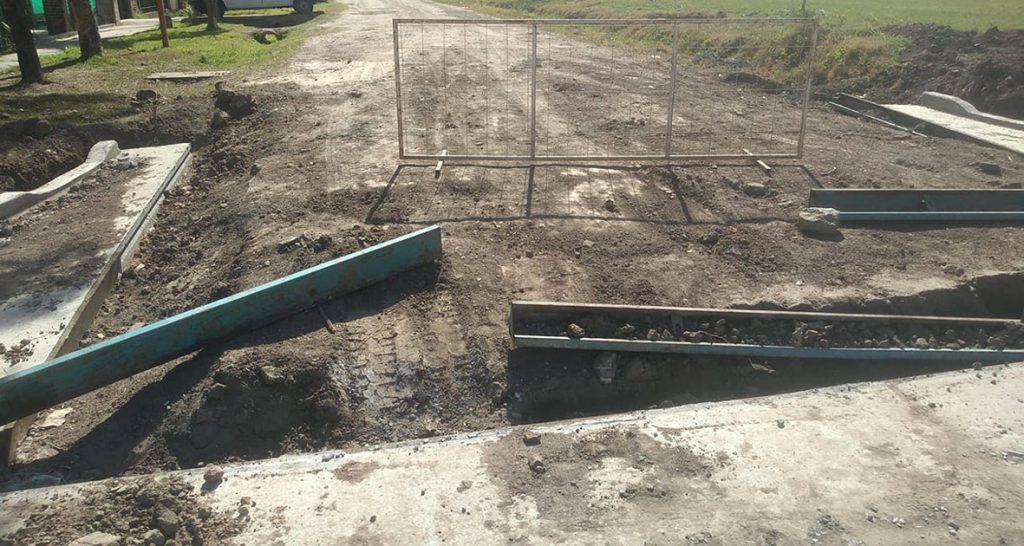 En Recreo, un camión rompió elementos municipales y pavimento recién construido