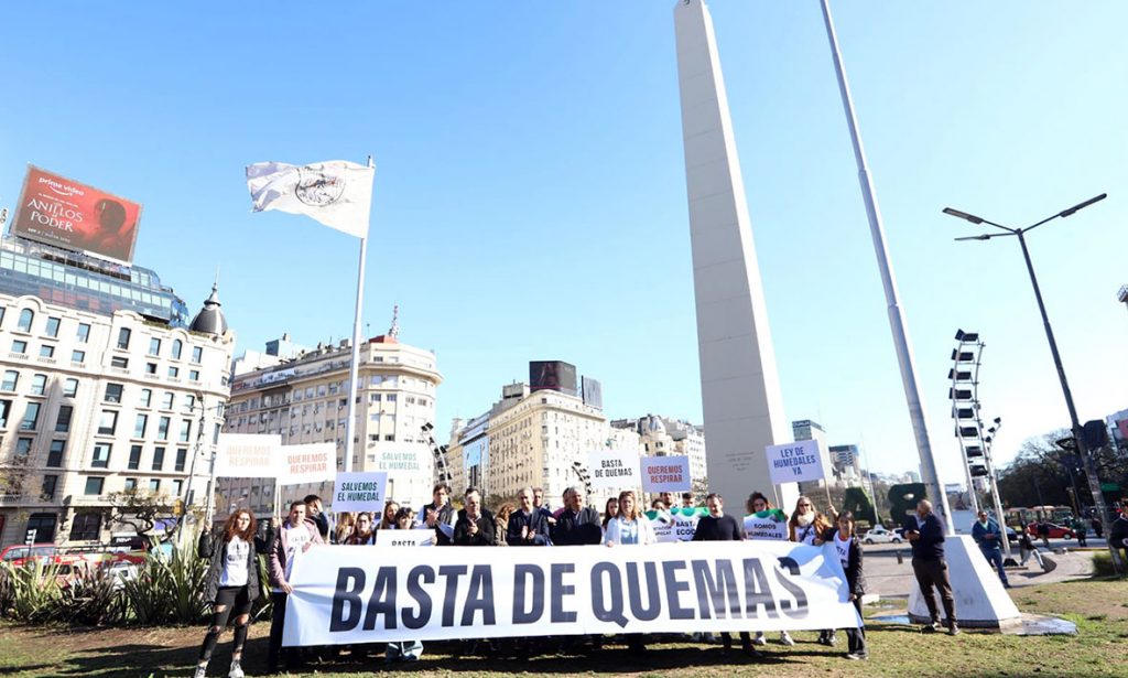 Intendentes santafesinos protestaron frente al Obelisco por las quemas en las islas entrerrianas