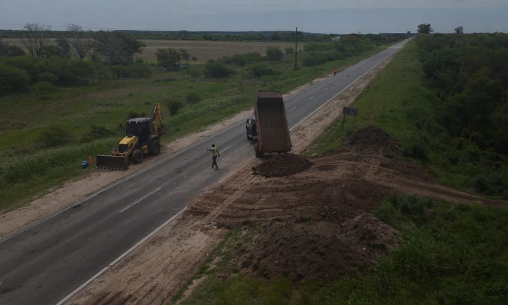 Se realizan correcciones en la defensa de la Ruta Provincial N.º 1, entre Helvecia y Saladero Cabal