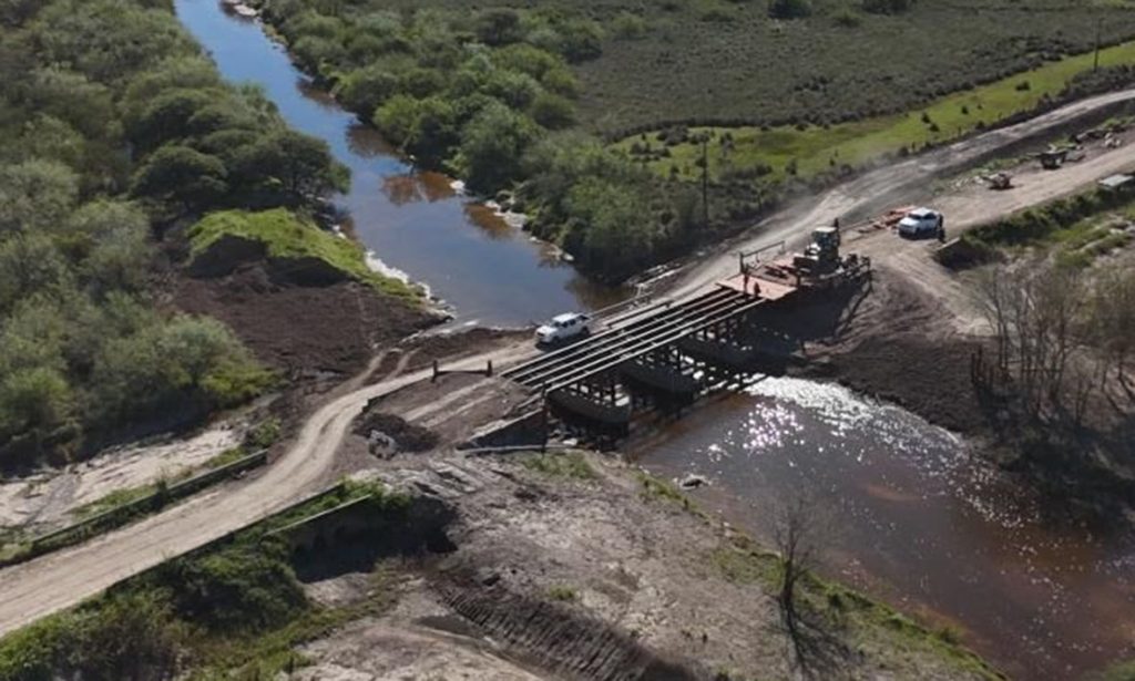En la Ruta Provincial N° 10, continúa la reconstrucción del antiguo puente de madera sobre el arroyo Cululú