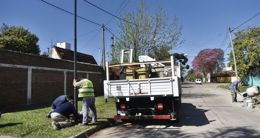 Comenzó la instalación de columnas con luces led en el barrio Guadalupe de Santa Fe