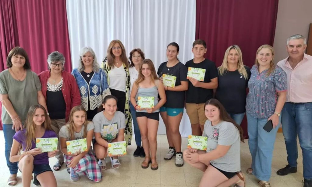 El Ente Cultural Santafesino entregó el libro “Clave de Cuento” a los niños de Sarmiento