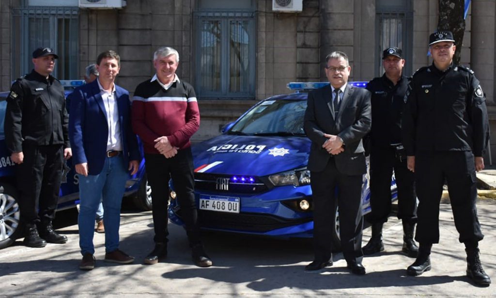 La localidad de Sarmiento recibió un nuevo móvil policial para brindar seguridad a los vecinos