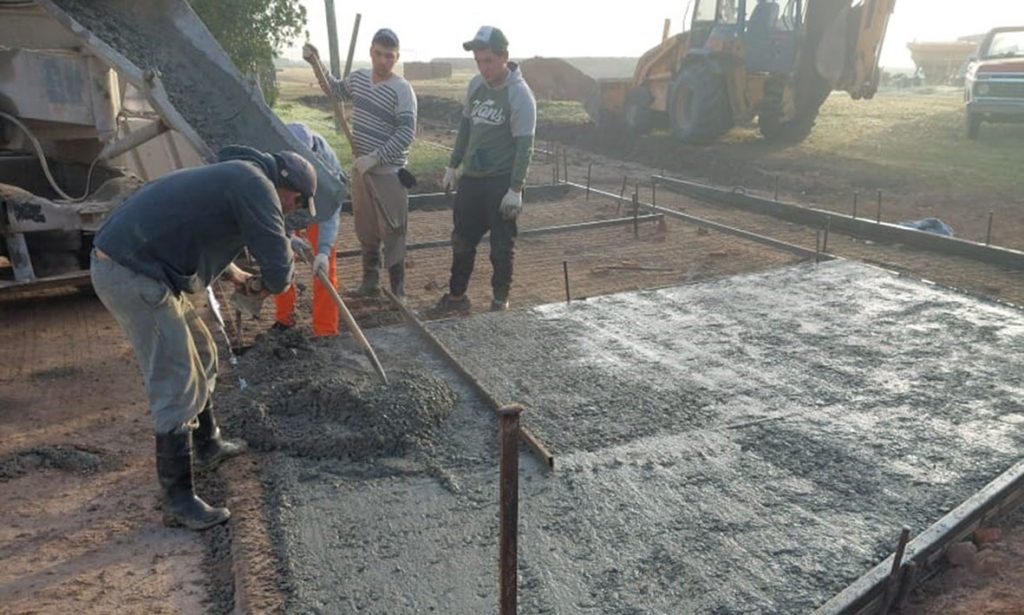 En la localidad de Sarmiento se están construyendo veredas sobre calle Santa Fe