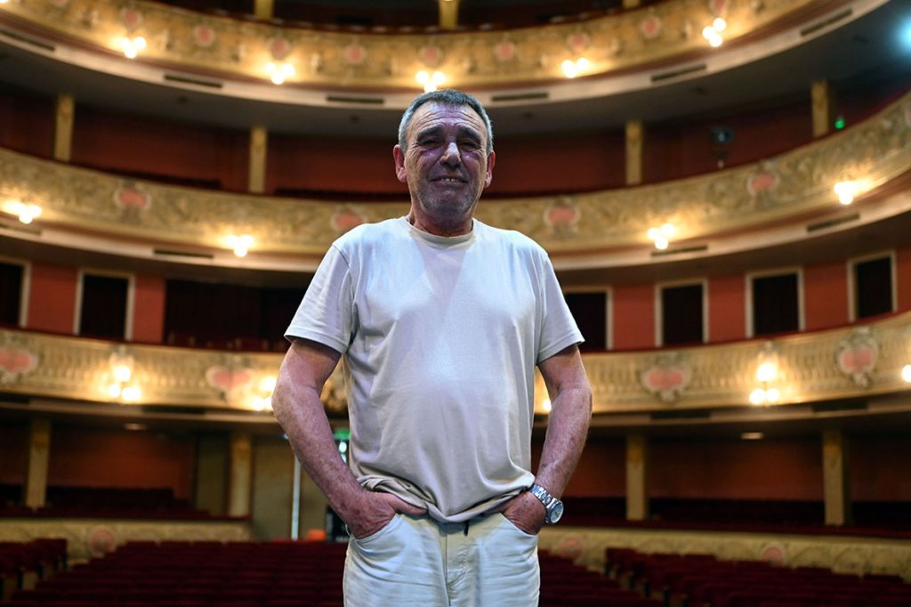 Oscar Peiteado cumplió más de 40 años detrás del telón del Teatro Municipal de Santa Fe