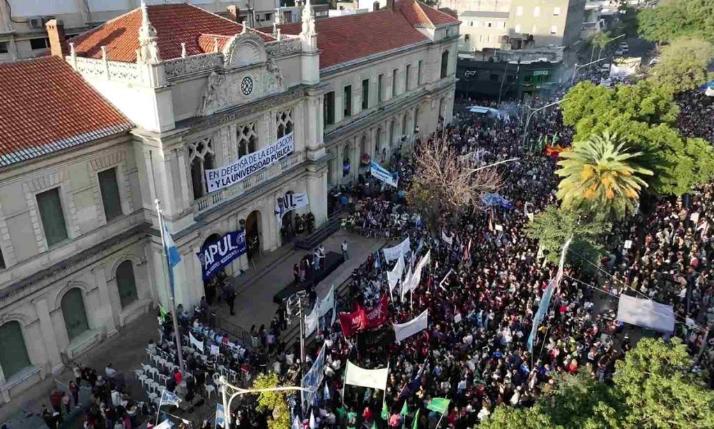Más de 15 mil personas se movilización en Santa Fe en defensa de la universidad pública
