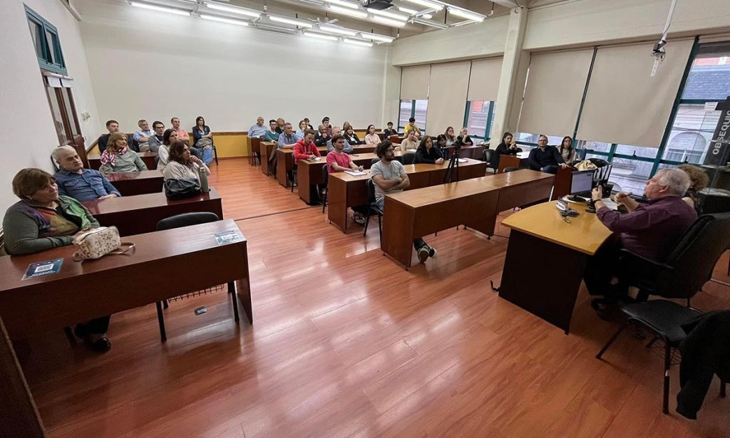 El avance de la Inteligencia Artificial y las aulas universitarias fue el tema de debate en la UNL