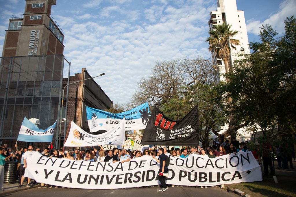 Se desarrolló la multitudinaria marcha en defensa de la universidad y la salud pública