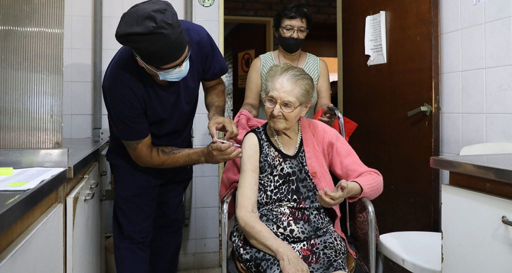 La provincia de Santa Fe inició la vacunación en geriátricos con dosis de refuerzo contra el Covid 19